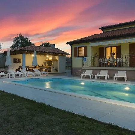 Beautiful Holiday Home With Private Pool In Labin * Nedeščina