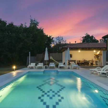 Tatil Evi Beautiful Holiday Home With Private Pool In Labin Nedeščina